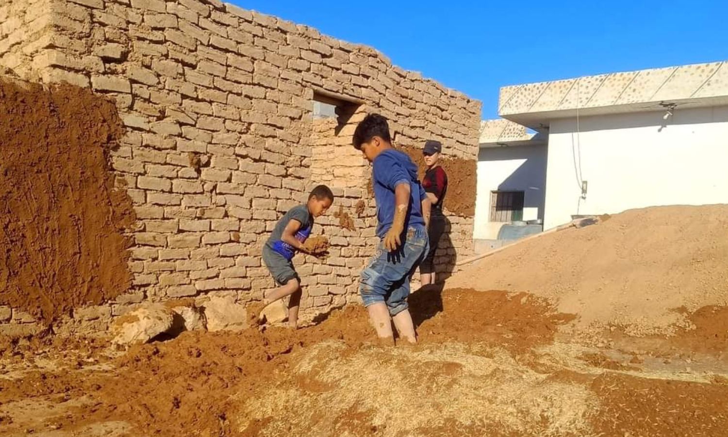 Young men working in clay brick construction in the town of Al-Izbah in the northern countryside of Deir Ezzor - September 30, 2024 (Enab Baladi/Obadah al-Sheikh)
