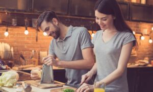 A man helps his wife in the kitchen (Illustrative image)