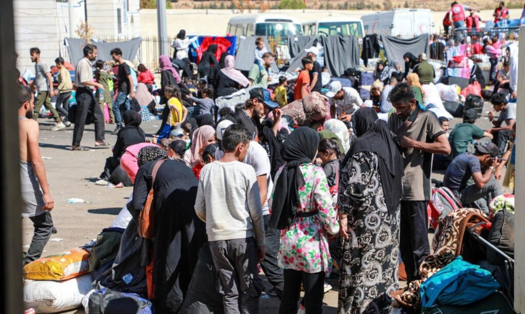 Displaced persons from Lebanon gather on the Syrian side of the al-Masnaa border crossing - October 4, 2024 (UNHCR)