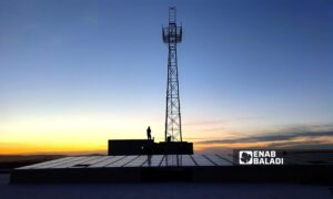 Installation of an internet tower in the city of al-Dana, northern Idlib - October 13, 2024 (Enab Baladi/Mohamed Masto)
