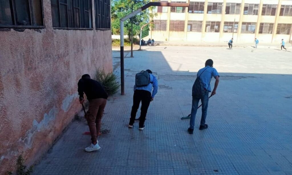 Students clean the schoolyard during a cleanup campaign launched by the Education Directorate in Homs – October 10, 2024 (Education Directorate in Homs)