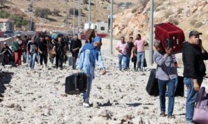 Syrians and Lebanese crossing the Masnaa border crossing after it was shelled - October 4, 2024 (Reuters)