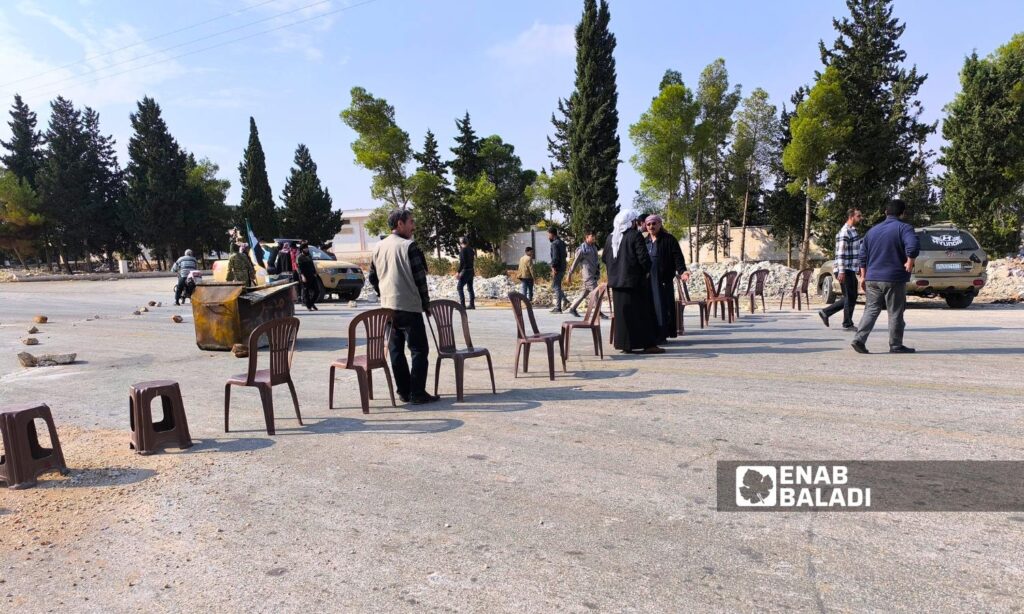 Protesters blocked the road leading to the Abu al-Zandeen crossing in protest against the passage of a convoy of displaced persons near the city of al-Bab, eastern Aleppo - November 4, 2024 (Enab Baladi/Walid al-Idlibi)