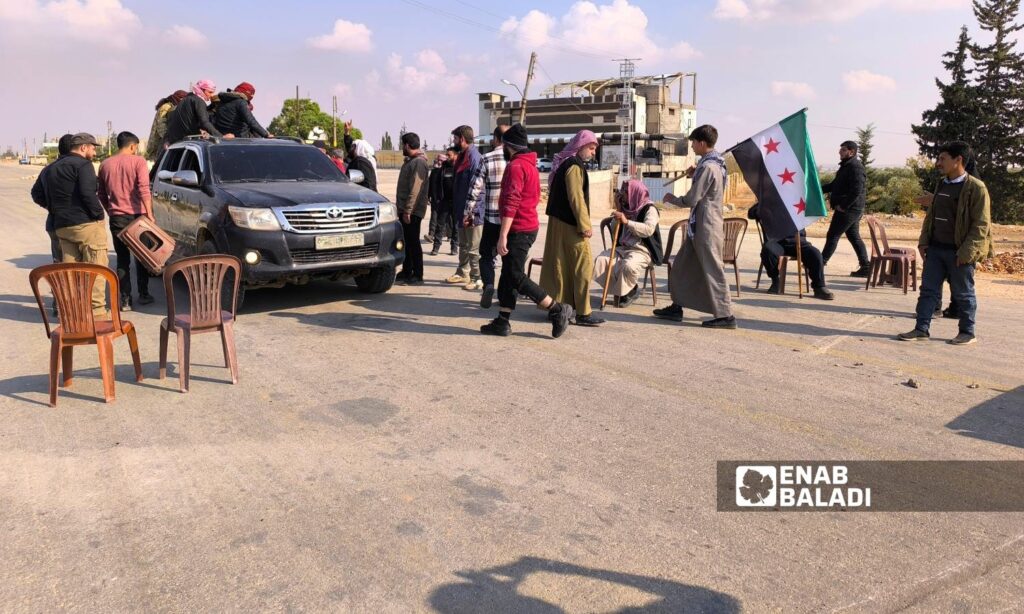 Protesters blocked the road leading to the Abu al-Zandeen crossing in protest against the passage of a convoy of displaced persons near the city of al-Bab, eastern Aleppo - November 4, 2024 (Enab Baladi/Walid al-Idlibi)