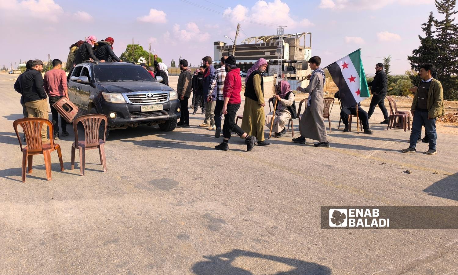 Protesters blocked the road leading to the Abu al-Zandeen crossing in protest against the passage of a convoy of displaced persons near the city of al-Bab, eastern Aleppo - November 4, 2024 (Enab Baladi/Walid al-Idlibi)
