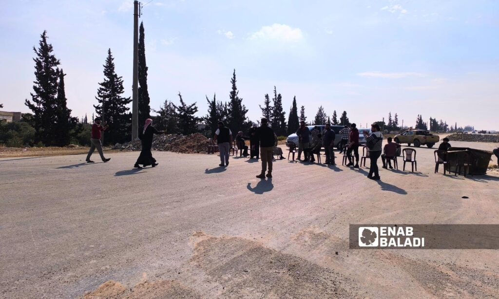 Protesters blocked the Abu al-Zandeen crossing road between areas controlled by the regime and the opposition near the city of al-Bab, eastern Aleppo - November 4, 2024 (Enab Baladi/Walid al-Idlibi)