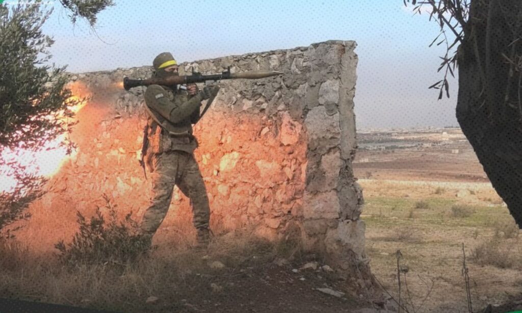 A fighter from the opposition factions fires a shell at the Syrian regime army west of Aleppo - November 27, 2024 (Military Media/Screenshot)