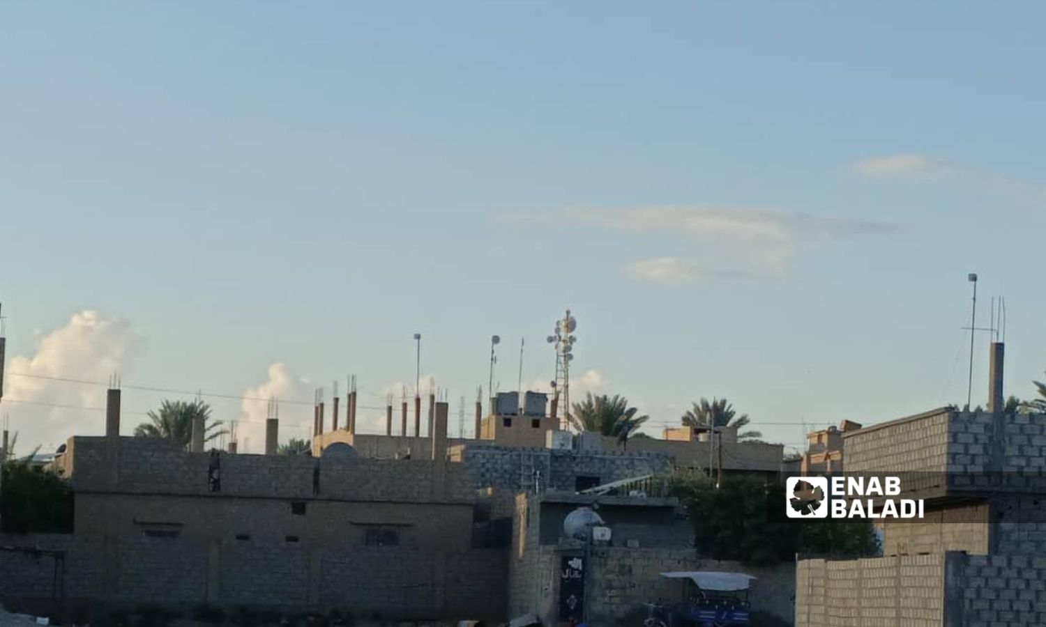 One of the internet distribution towers atop a house in the eastern countryside of Deir Ezzor - November 18, 2024 (Enab Baladi /Obadah al-Sheikh)
