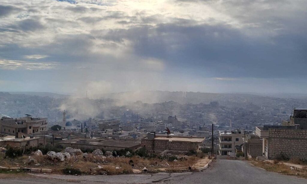 Smoke rises due to bombing in the town of Darat Izza in western Aleppo countryside - November 27, 2024 (Syria Civil Defence)