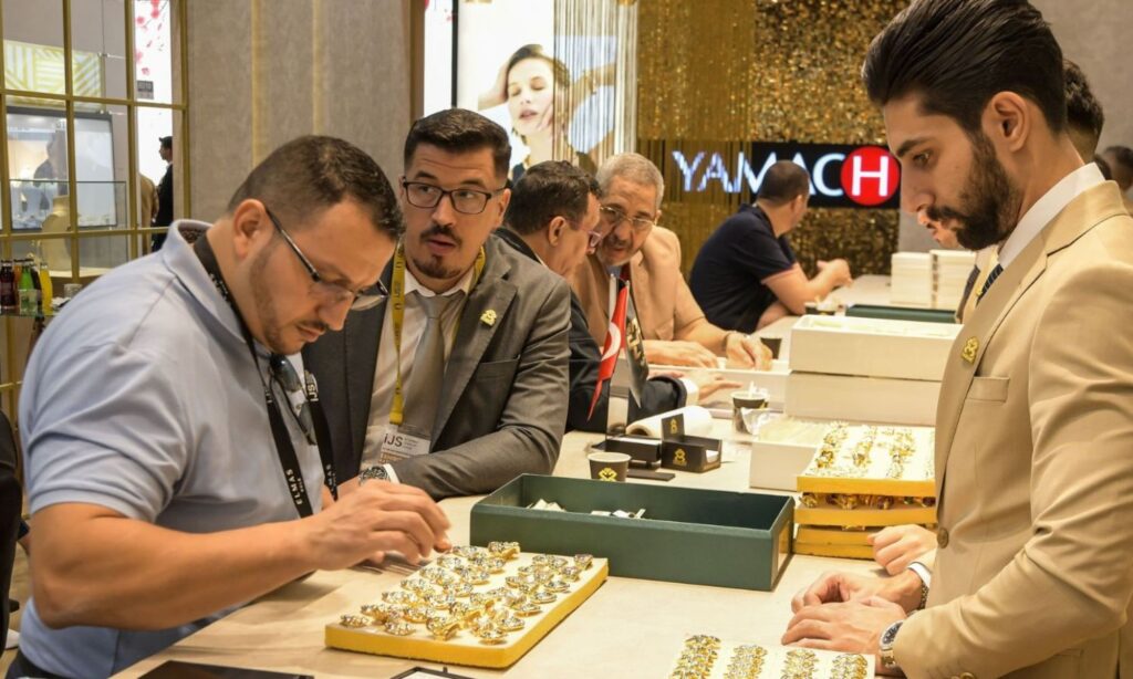 Visitors of the Istanbul Jewelry Exhibition purchase gold from one of the Syrian jewelers' shops - October 4, 2024 (Sankari Gold)