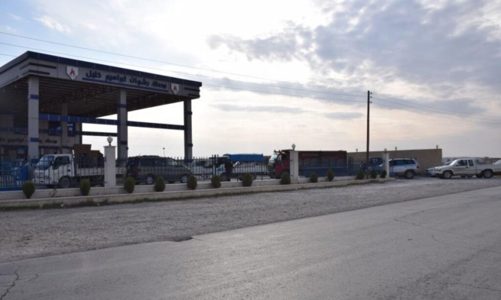 A line of cars near a fuel station in areas controlled by the Autonomous Administration of North and East Syria - November 15, 2024 (Hawar News Agency)