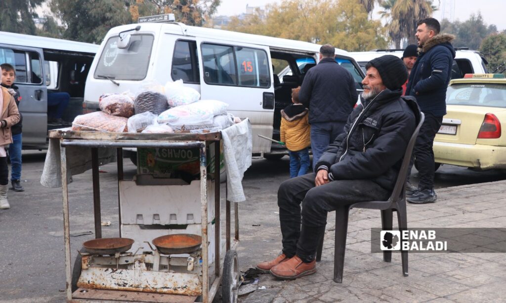 A street vendor in the Bab Jinin market in the city of Aleppo - December 15, 2024 (Enab Baladi/Walid al-Idlibi)