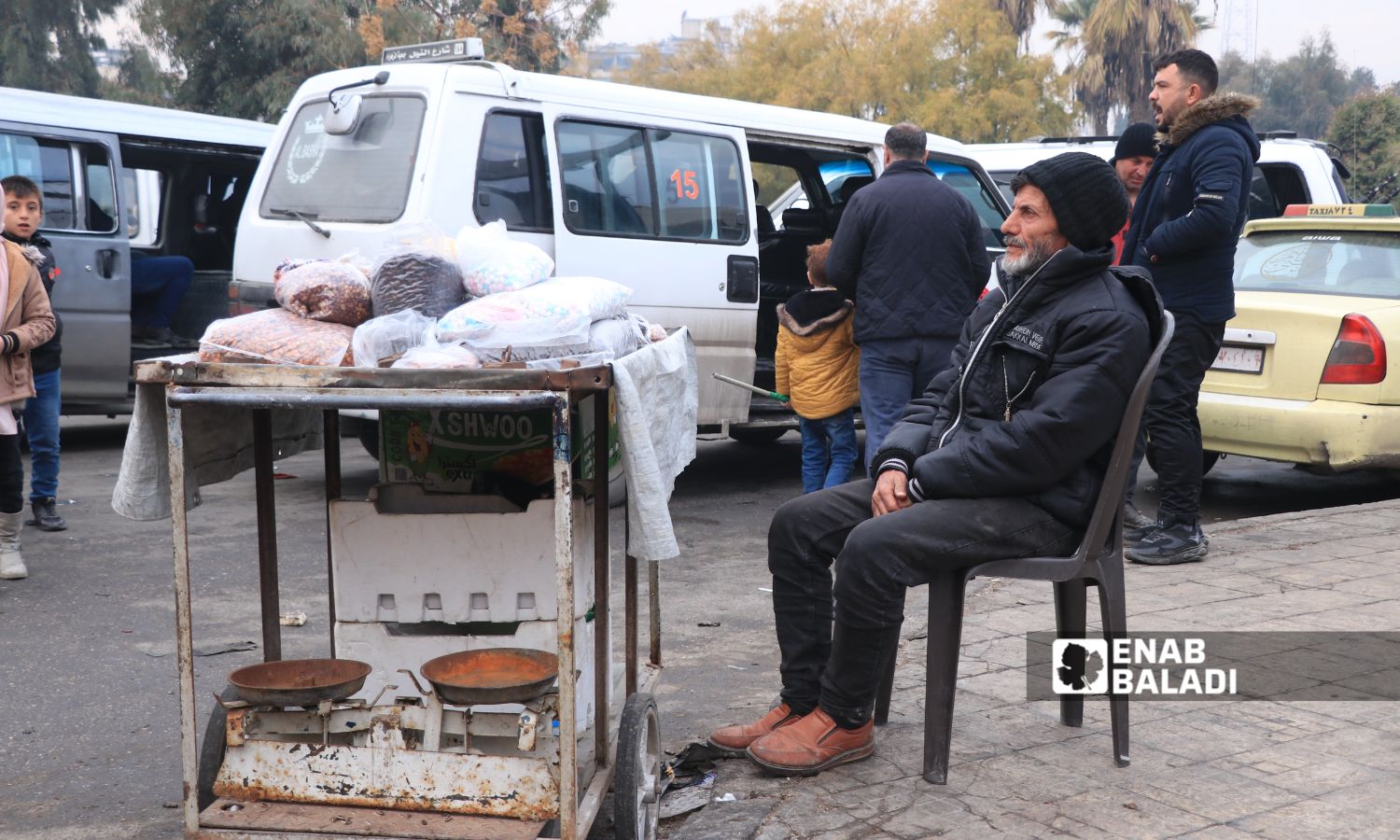 A street vendor in the Bab Jinin market in the city of Aleppo - December 15, 2024 (Enab Baladi/Walid al-Idlibi)
