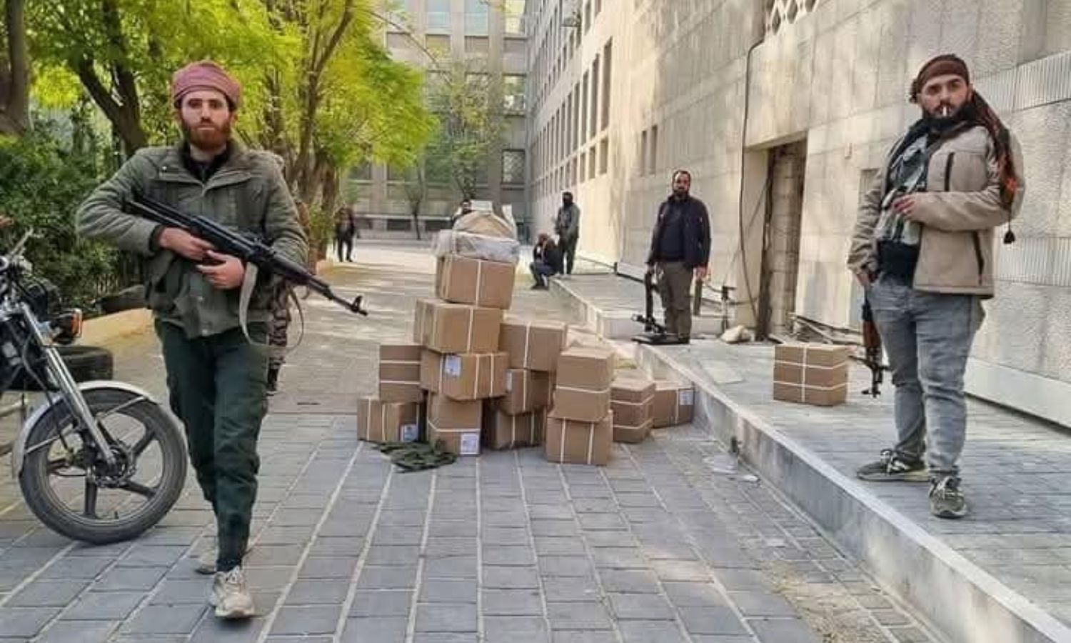 Members of the Military Operations Administration during their efforts to maintain security around the Central Bank of Syria - December 8, 2024 (Military Operations Administration)