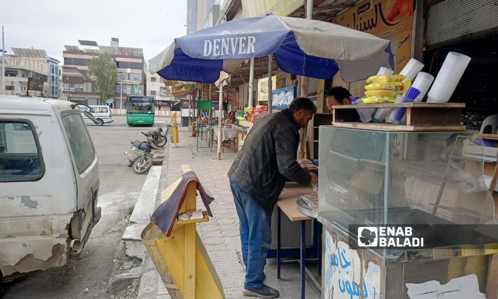 Street vendor in the city of Daraa - December 11, 2024 (Enab Baladi/Halim Muhammad)