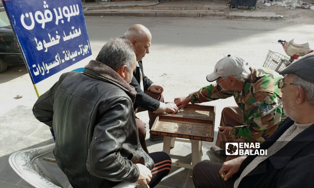 Elderly men playing backgammon in the city of Daraa - December 11, 2024 (Enab Baladi/Halim Muhammad)