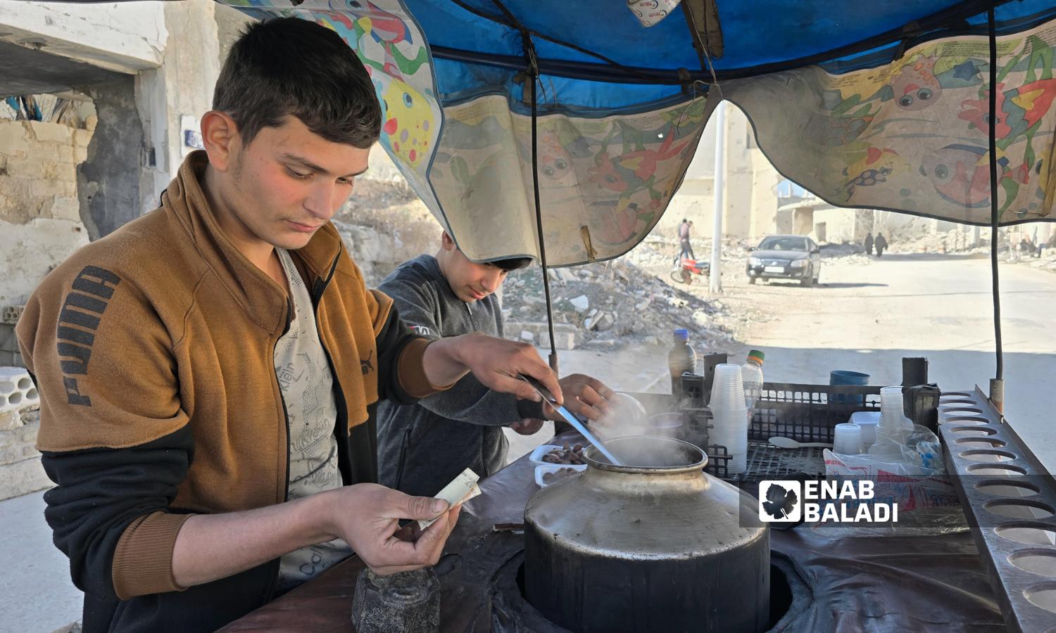 A young man selling fava beans in the city of Morek - December 22, 2024 (Enab Baladi/Iyad Abdul Jawad)
