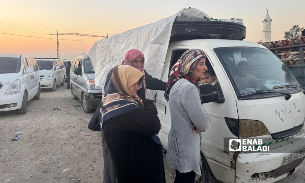 Displaced persons from the towns and villages of Tal Rifaat and Shahba heading towards Azaz and Afrin in northwestern Syria - December 2, 2024 (Enab Baladi/Dayan Junpaz)