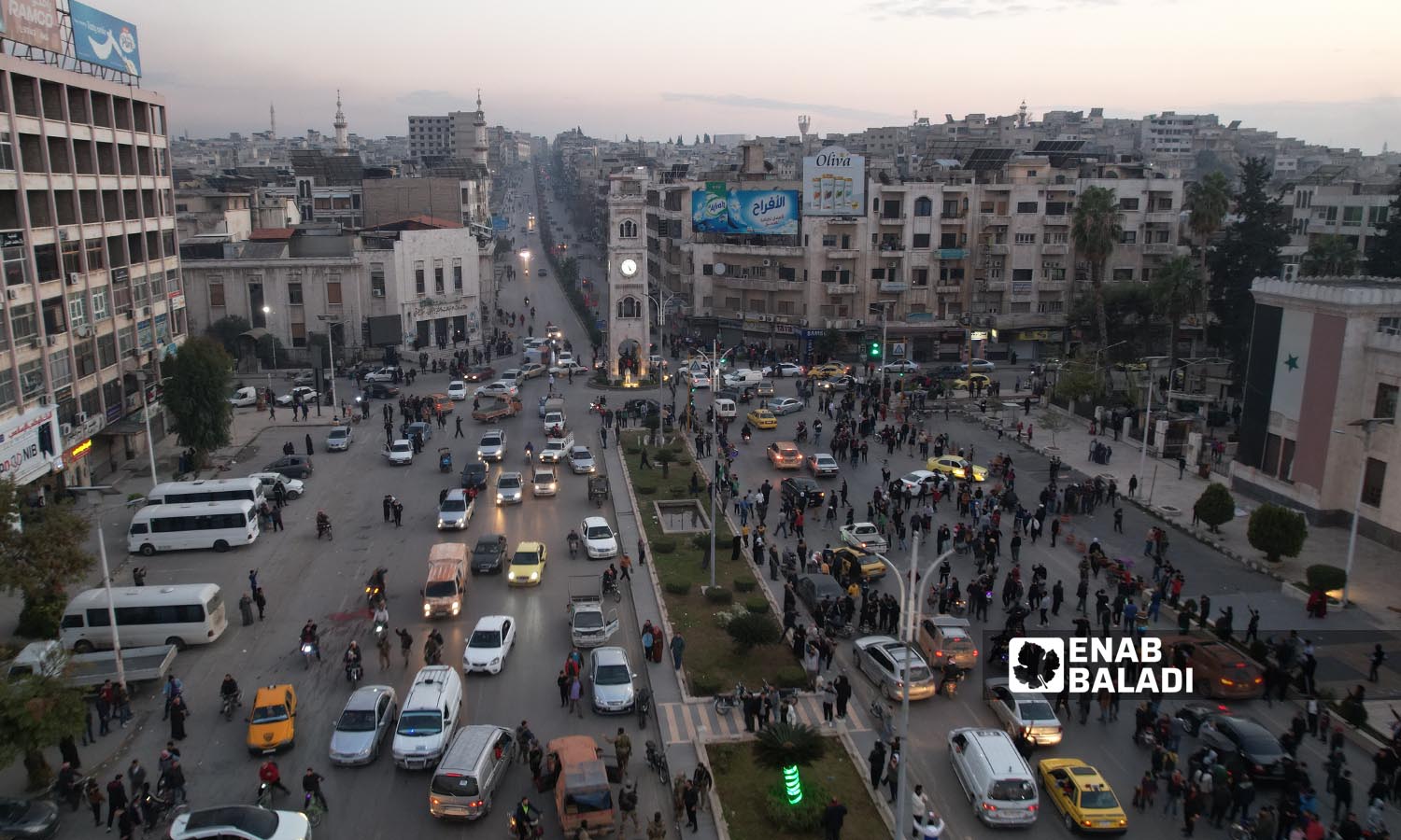 The streets of Hama city are crowded after the opposition factions took control of them - December 5, 2024 (Enab Baladi/Iyad Abdul Jawad)
