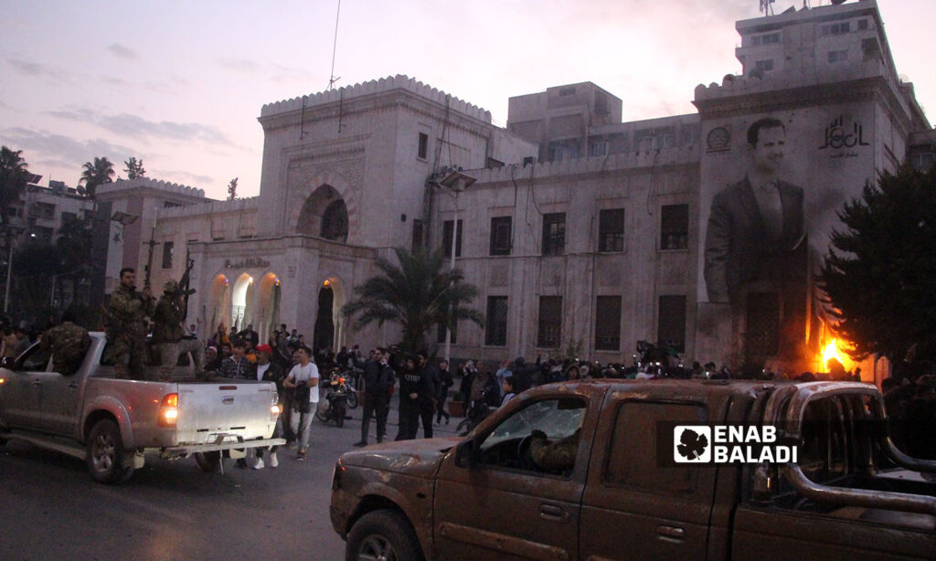 Residents of Hama city and fighters from the opposition factions in front of the Governorate Building - December 5, 2024 (Enab Baladi/Iyad Abdul Jawad)