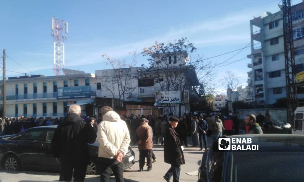 Crowds trying to obtain bread from the Tishreen bakery in Latakia - December 10, 2024 (Enab Baladi/Muhammad al-Ali)