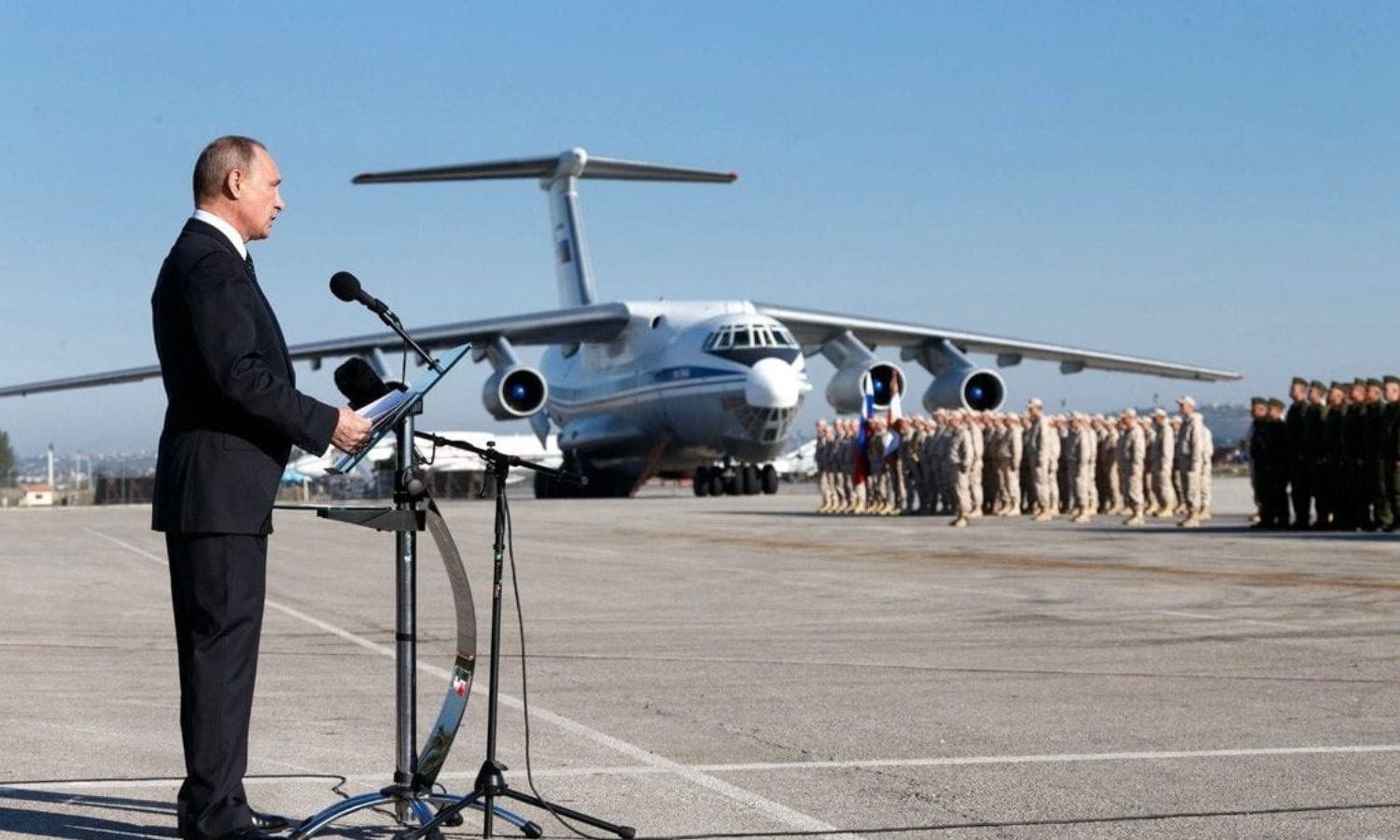 Russian President Vladimir Putin delivers a speech to his soldiers at the Hmeimim base in Latakia - December 12, 2017 (Sputnik)