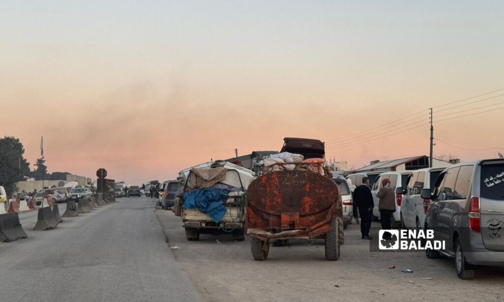 Displaced individuals from the towns and villages of Tal Rifaat and Shahba head towards Azaz and Afrin - December 2, 2024 (Enab Baladi/Dayan Junpaz)