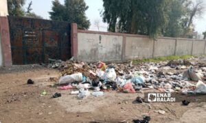 Piles of waste on the streets of al-Hamoudi neighborhood in Mheimide town, western Deir Ezzor – January 4, 2025 (Enab Baladi/Obadah al-Sheikh)