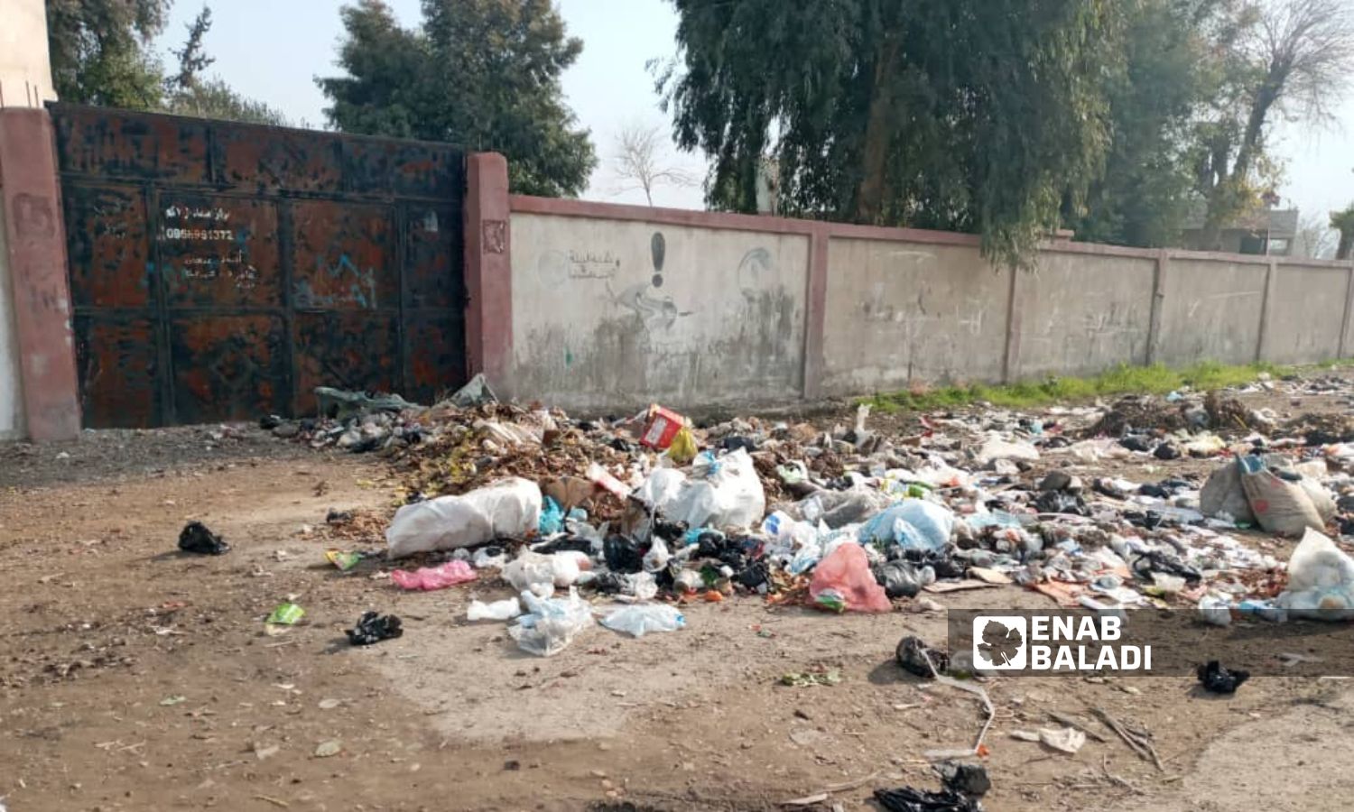 Piles of waste on the streets of al-Hamoudi neighborhood in Mheimide town, western Deir Ezzor – January 4, 2025 (Enab Baladi/Obadah al-Sheikh)