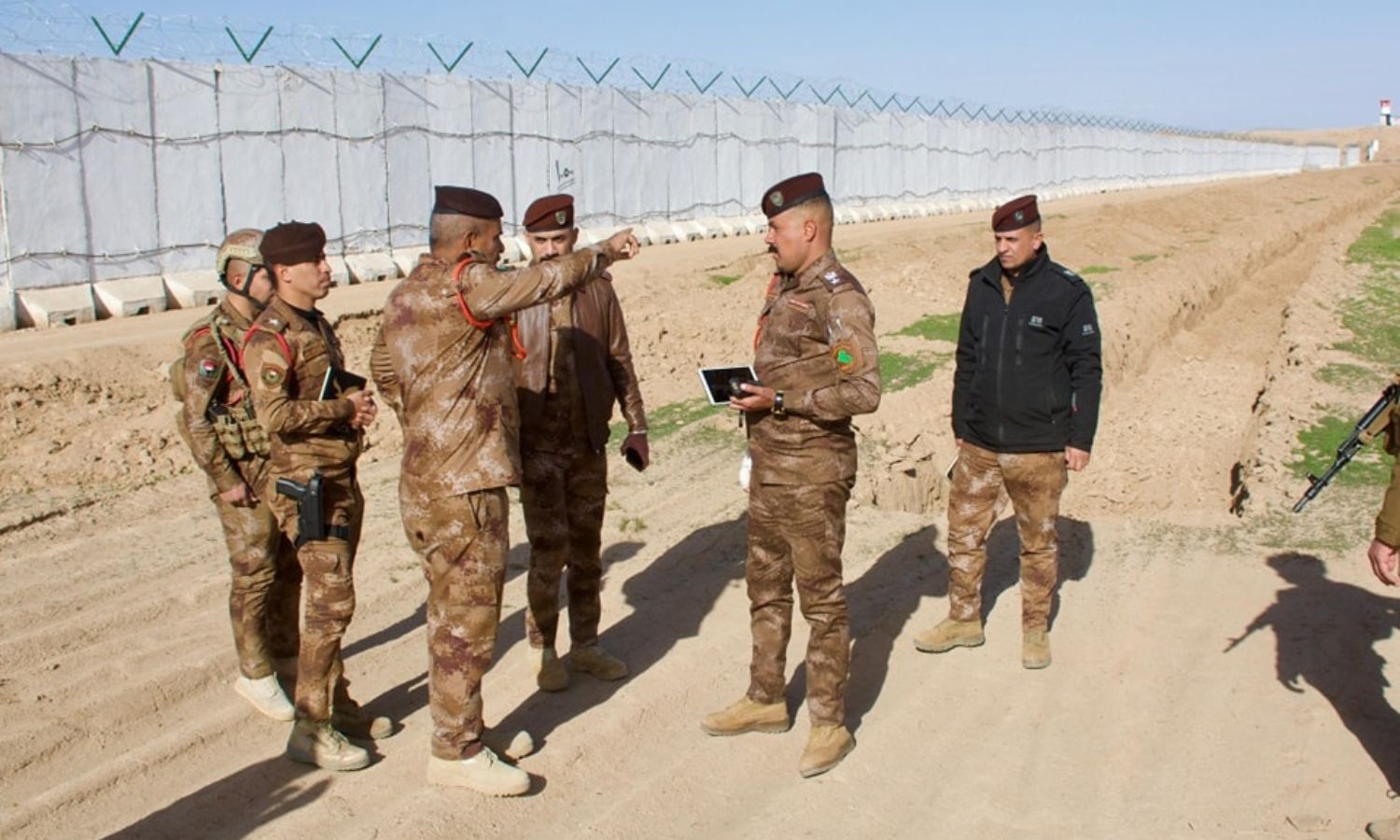 The commander of the Iraqi border forces inspects the construction of the concrete wall with Syria - January 1, 2025 (INA)
