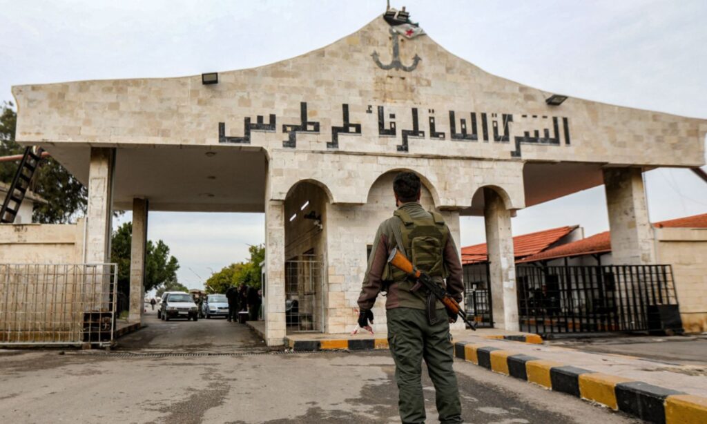 A military personnel affiliated with the Military Operations Administration at the entrance of Tartus Port - December 16, 2024 (AFP/Bakr al-Qassem)