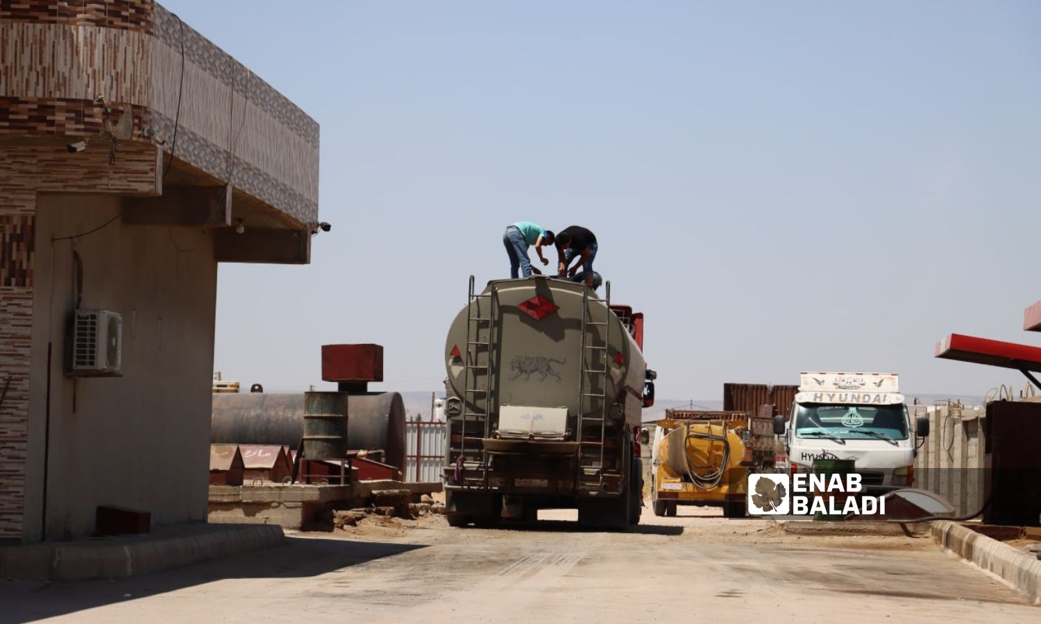 A tanker unloading fuel at the al-Roj station in Qamishli, eastern al-Hasakah - July 14, 2023 (Enab Baladi/Rita al-Ahmad)