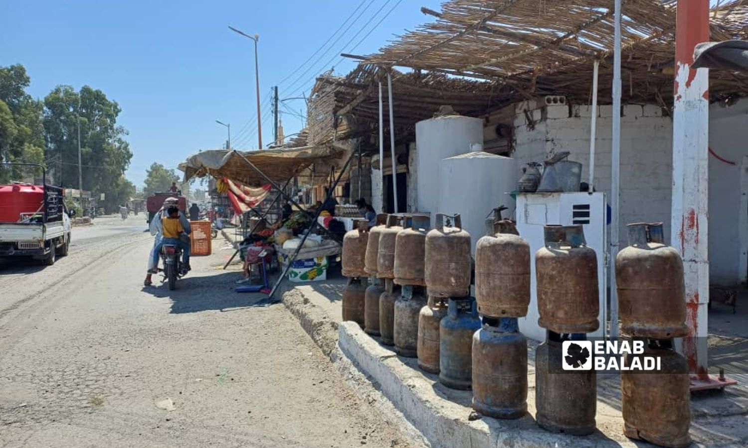 A stand selling unsubsidized gas in the town of Granij in eastern Deir Ezzor - November 20, 2024 (Enab Baladi/Obadah al-Sheikh)