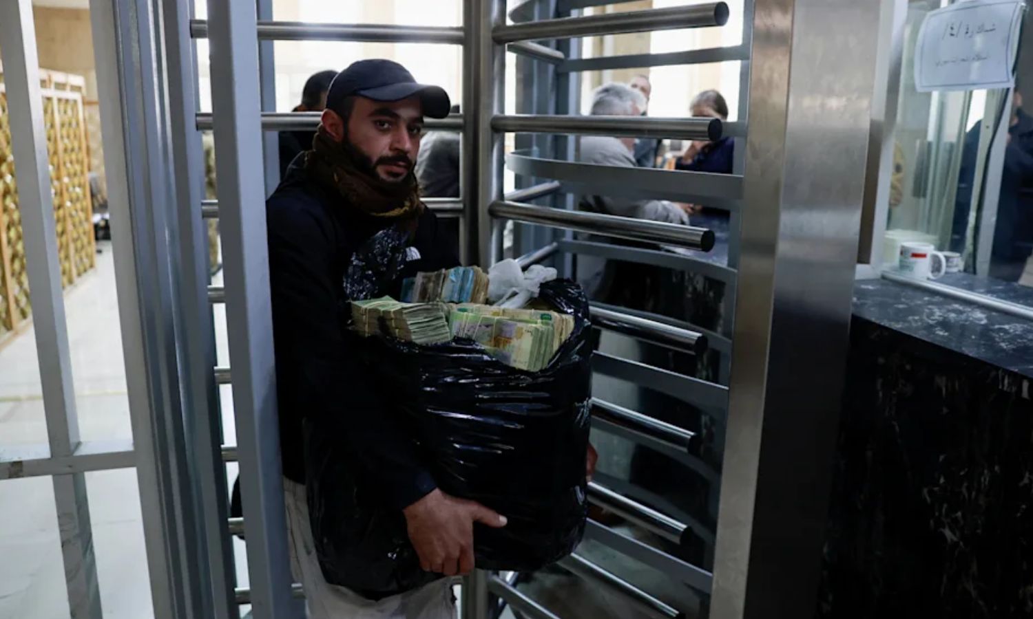 Syrians carry money in bags as its value drops against the dollar while the Central Bank tries to restrict it (Reuters/Ammar Awad)