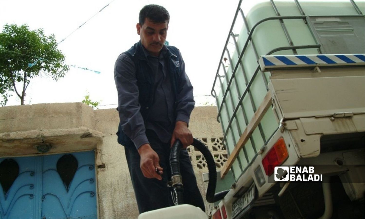 Filling drinking water by a street vendor in Sahnaya, rural Damascus (Enab Baladi/Social Media)