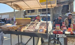 Stalls selling frozen chicken on al-Wadi Street in Deir Ezzor governorate - March 17, 2025 (Enab Baladi/Obadah al-Sheikh)