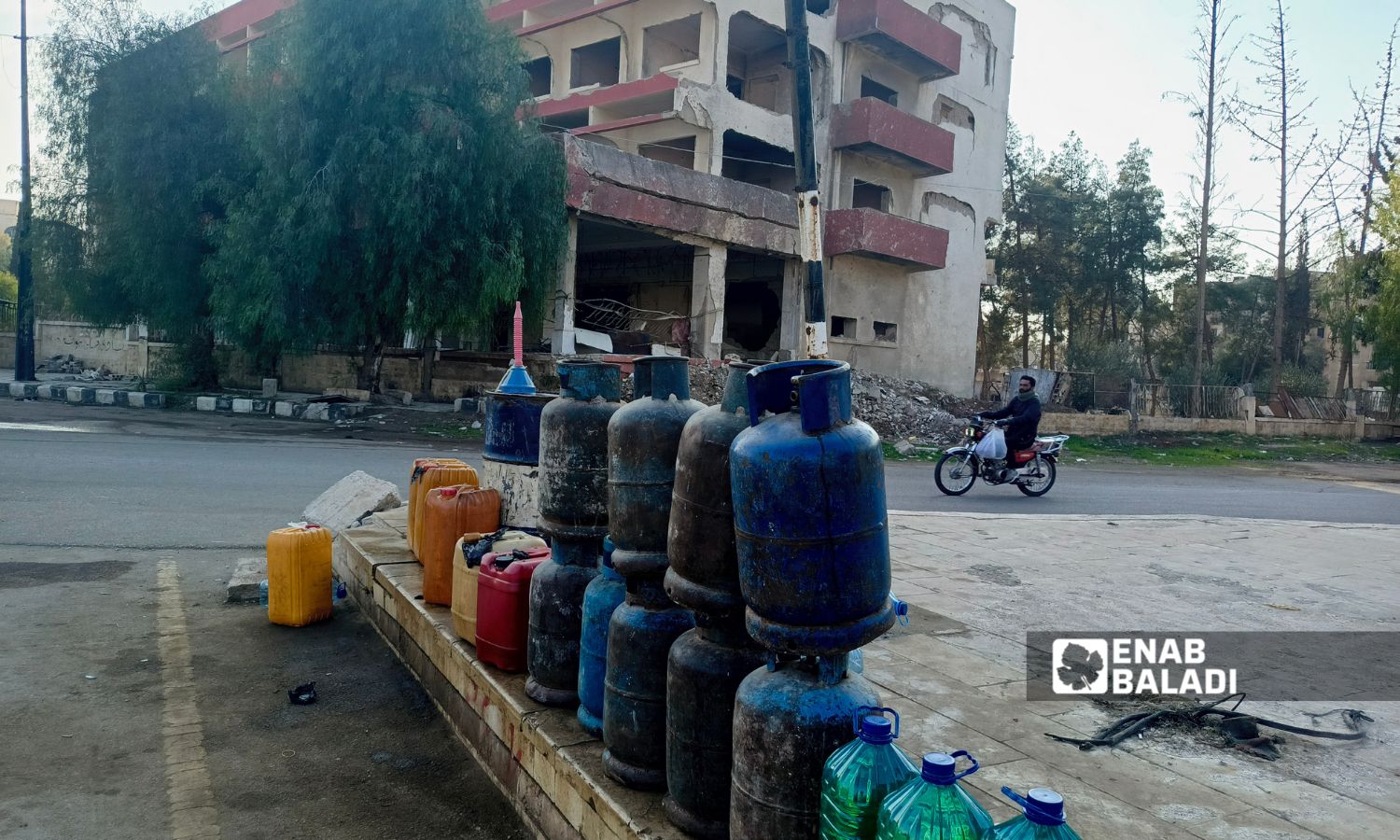 A stall selling oil derivatives in the city of Daraa - January 12, 2025 (Enab Baladi/Mahjoub al-Hashish)