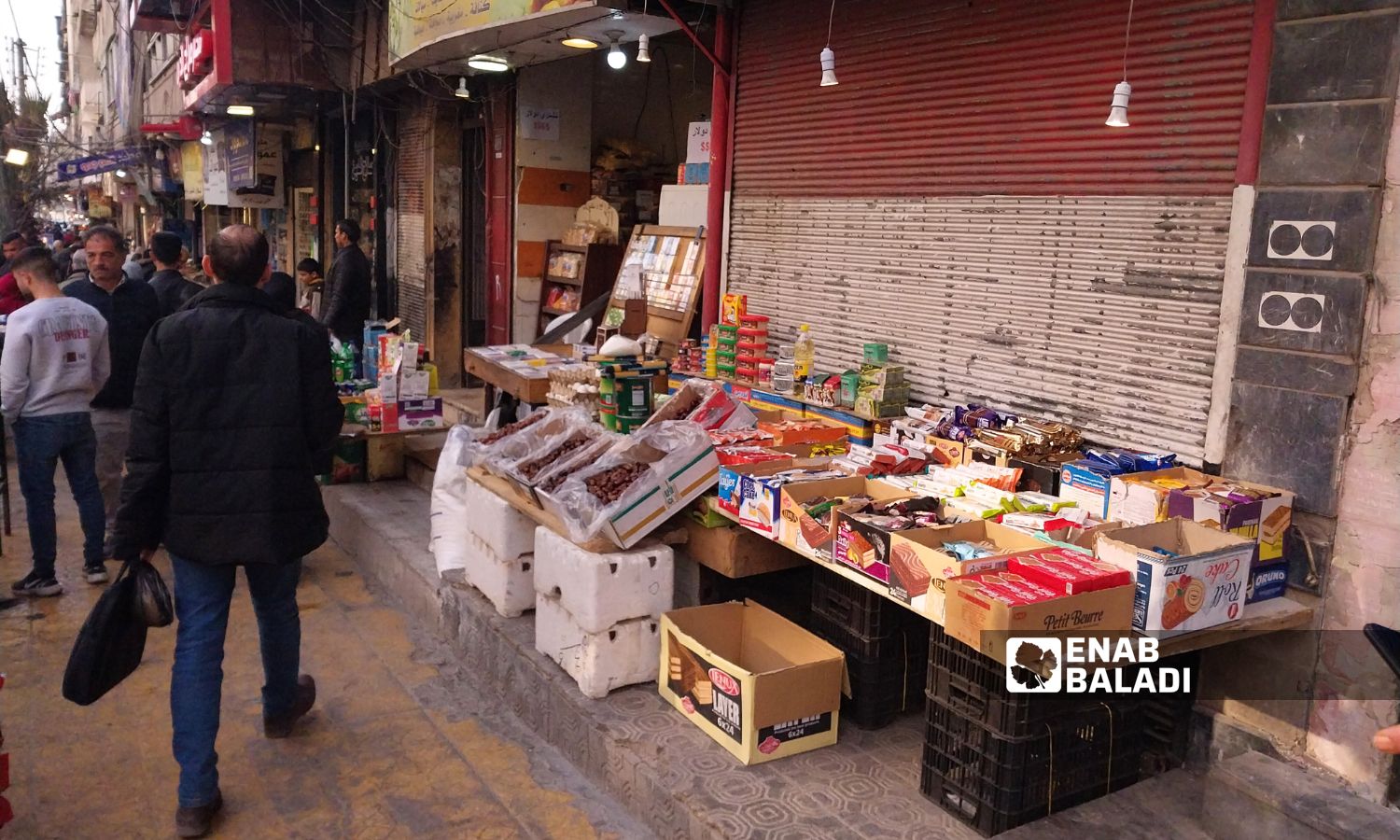 The markets in Aleppo have been affected by weak purchasing power due to liquidity confinement measures, lack of salary increases, and staff layoffs - March 2, 2025 (Enab Baladi/Mohammed al-Omar)
