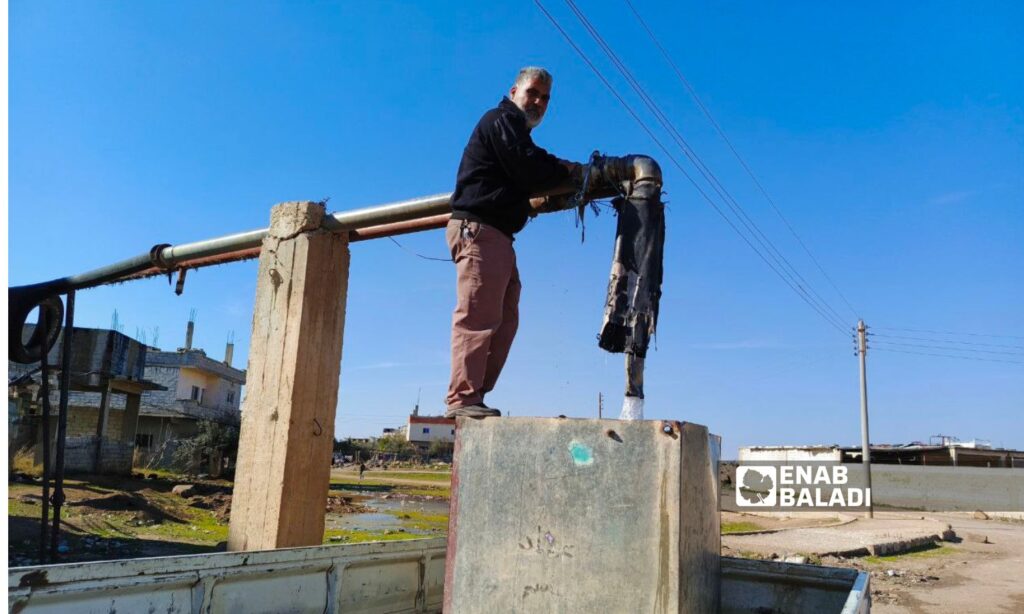 Locals are purchasing drinking water from private sources in the town of Muzayrib - March 2, 2025 (Enab Baladi/Mahjoub al-Hashish)