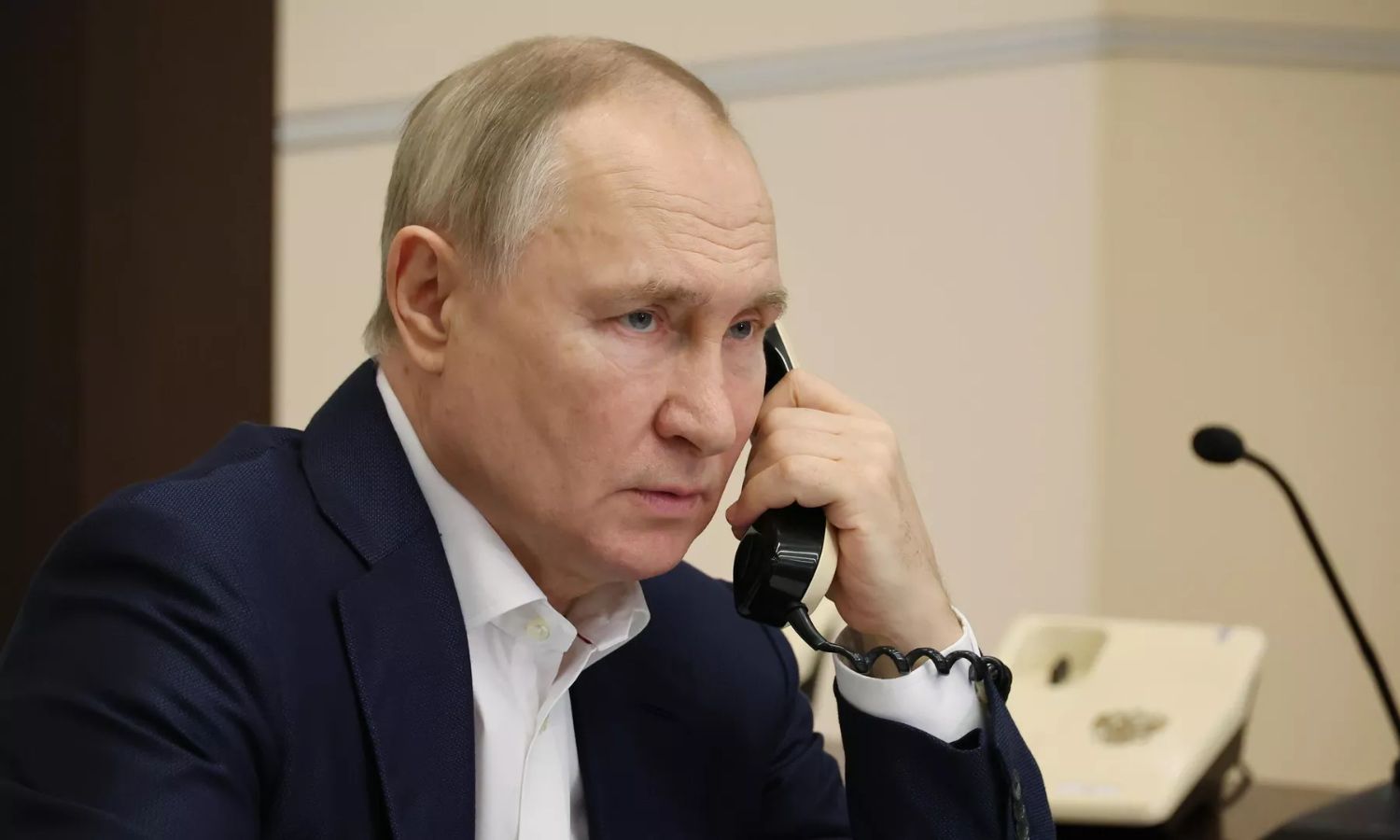 Russian President Vladimir Putin making a phone call (Sputnik)