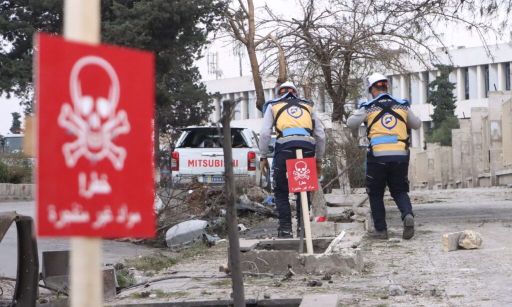 Syria Civil Defence teams place warning signs regarding the presence of war remnants - September 7, 2024 (Syria Civil Defence)