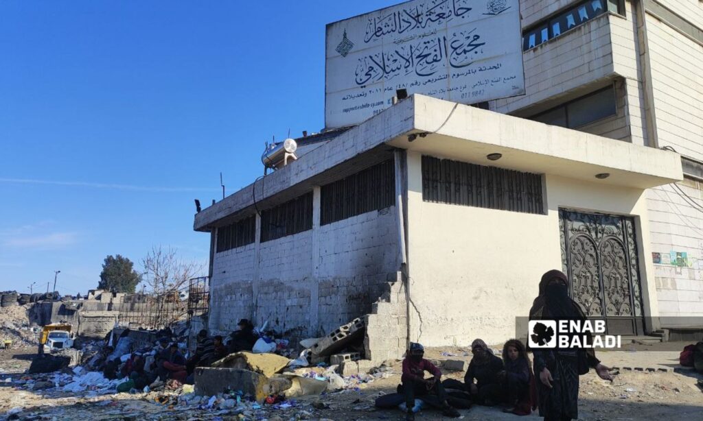 The presence of scavengers at the waste dump in Ida’shariah near Bab Sharqi in Damascus - March 12, 2025 (Enab Baladi/Christina al-Shammas)