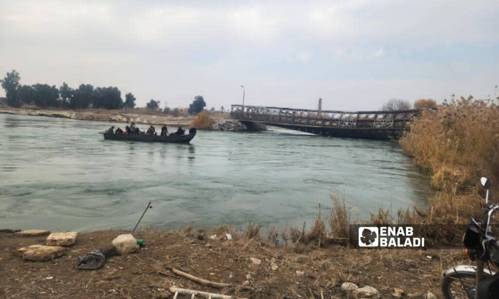 The closure and destruction of river crossings between the banks of the Euphrates River is recurring - December 27, 2024 (Enab Baladi/Obadah al-Sheikh)