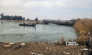 The closure and destruction of river crossings between the banks of the Euphrates River is recurring - December 27, 2024 (Enab Baladi/Obadah al-Sheikh)
