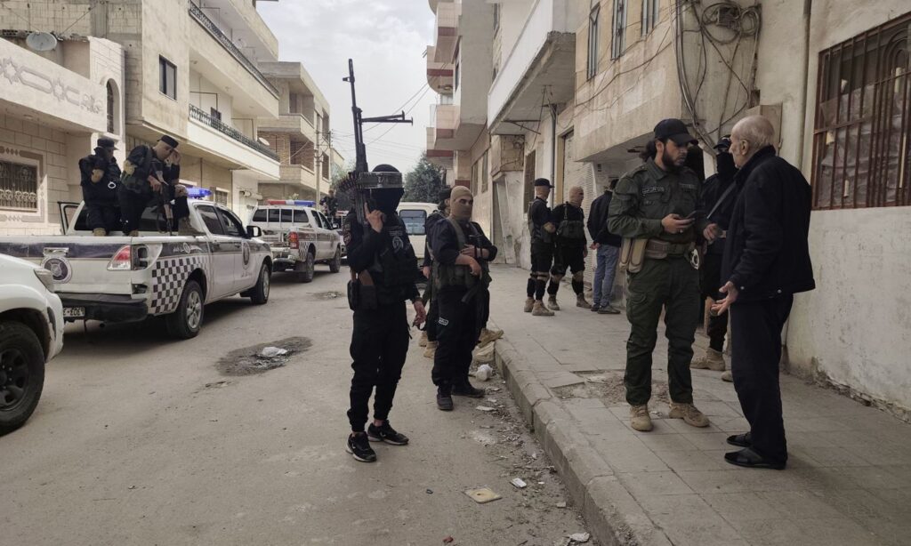 A part of a security campaign launched by the Syrian Ministry of Interior in the al-Muhajireen neighborhood in the city of Homs resulted in the arrest of several wanted individuals - April 9, 2025 (Syrian Ministry of Interior)