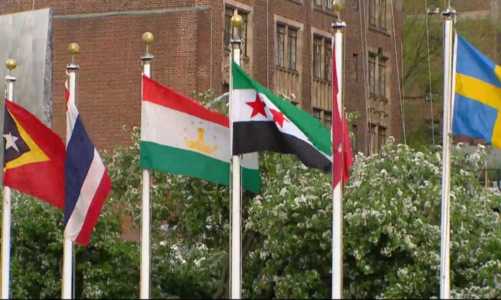The Syrian flag being raised at the United Nations headquarters - April 25, 2025 (Al Jazeera)