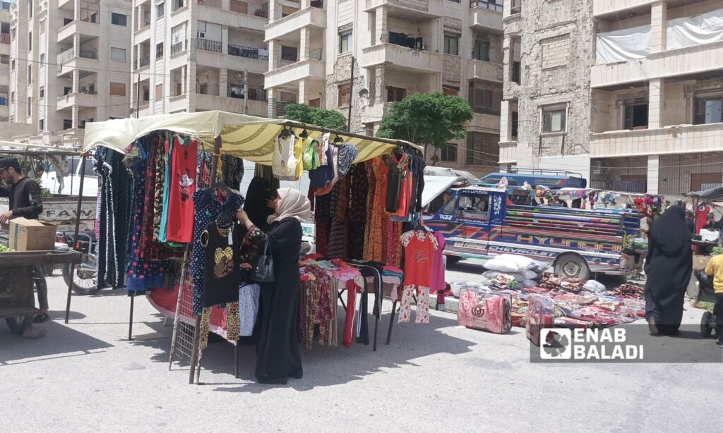 The number of mobile stalls in the popular markets of Idlib decreased - May 13, 2025 (Enab Baladi/Samah Alloush)