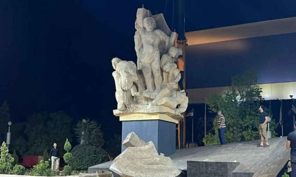 Demolition of parts of the Martyrs’ Monument during an attempt to move it from Saadallah Al-Jabiri Square in Aleppo – July 3, 2025 (Aleppo Media Group / WhatsApp)