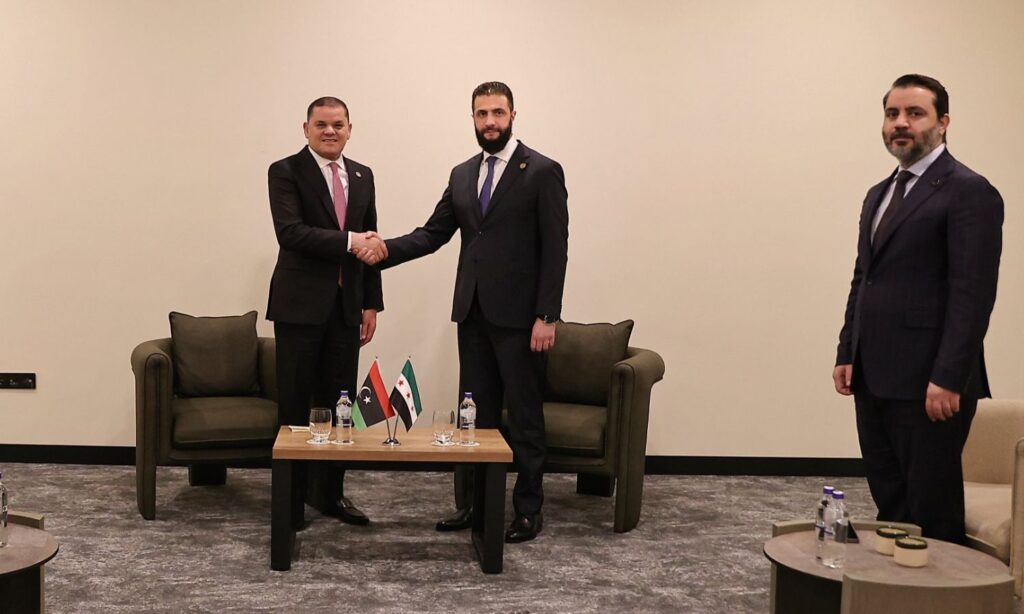Syrian transitional President Ahmad al‑Sharaa and Foreign Minister Asaad al‑Shaibani with Libyan Prime Minister Abdul Hamid Dbeibeh on the sidelines of the Antalya Diplomatic Forum in Turkey – April 11, 2025 (Presidency of the Republic/X)