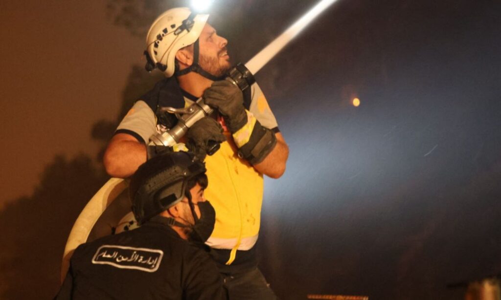 General Security personnel assist Civil Defense in extinguishing coastal wildfires – July 4, 2025 (Minister of Interior / X)